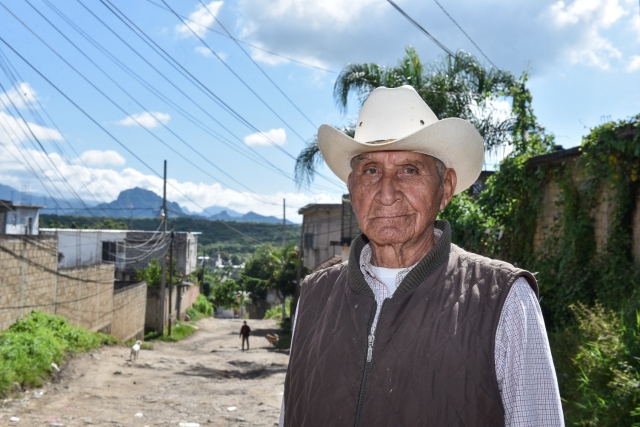 Agradecen vecinos de colonia Unidad Deportiva al gobierno estatal próxima rehabilitación en calle Laurel