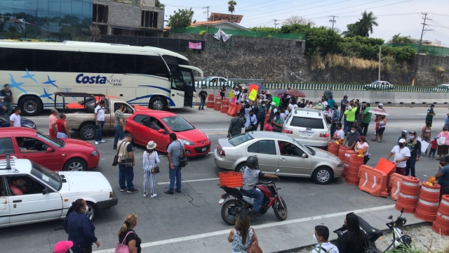 Bloqueos en paso exprés y en avenida Plan de Ayala; exigen agua potable