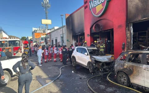 Familiares de v&iacute;ctimas del incendio en Waldo&rsquo;s exigen justicia