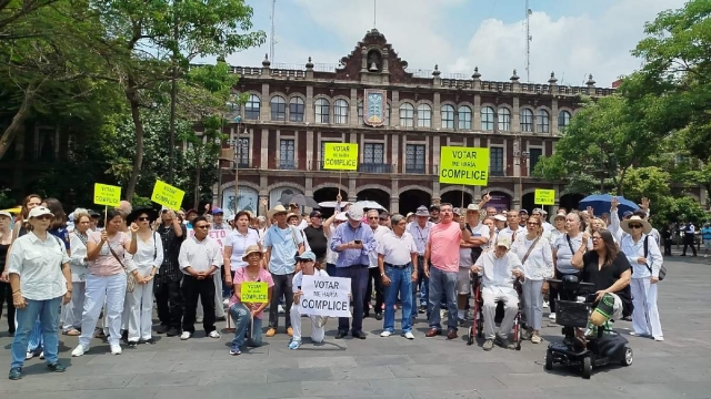 Ciudadanos realizaron una caminata en calles del Centro de Cuernavaca en contra de la reforma judicial y de la jornada electoral de este domingo. 