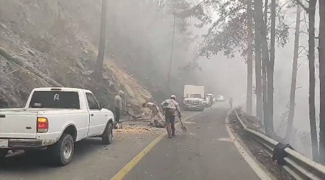 Habitantes de Huitzilac urgen ayuda para sofocar incendio forestal