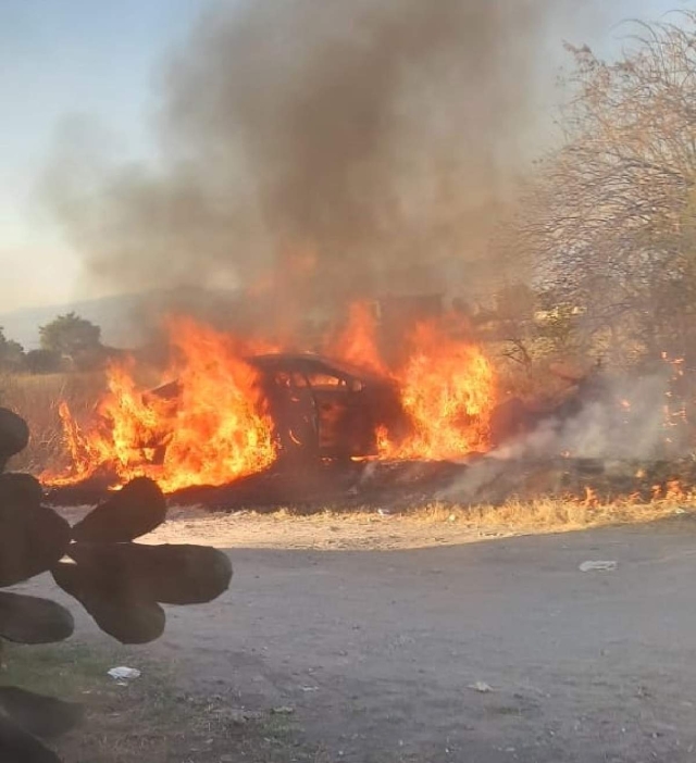 El auto que fue incendiado por los delincuentes en su huida.