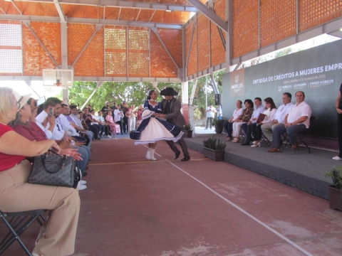 El gobierno del estado entregó apoyos a mujeres emprendedoras con una tasa de interés del 1.5 por ciento en Jojutla.