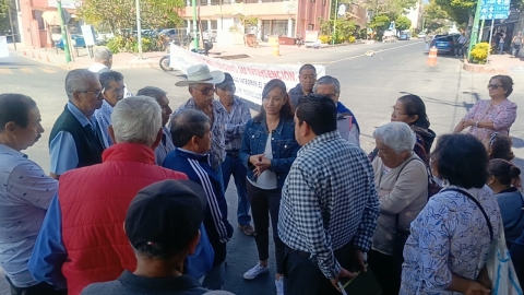Se manifiestan jubilados del SAPAC en avenida Morelos; piden pago de sus prestaciones
