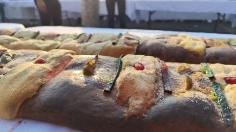 El Ayuntamiento de Cuernavaca comparti&oacute; este domingo con familias y visitantes una rosca monumental con motivo del D&iacute;a de Reyes. 