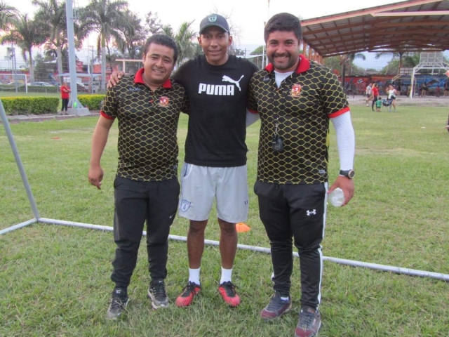 Víctor Verónica dijo sentirse contento por la invitación de la escuela Gallos San Carlos, quien en una convivencia en la que transmitió su conocimiento y experiencia con los porteros emplumados.