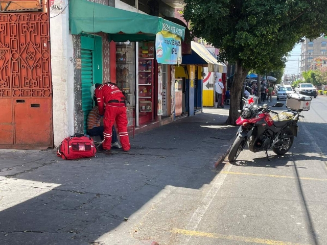 El hombre fue atendido en el sitio por un paramédico.