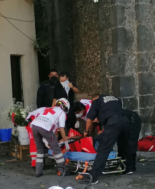 El hombre fue atendido en el sitio y después lo trasladaron a un hospital.