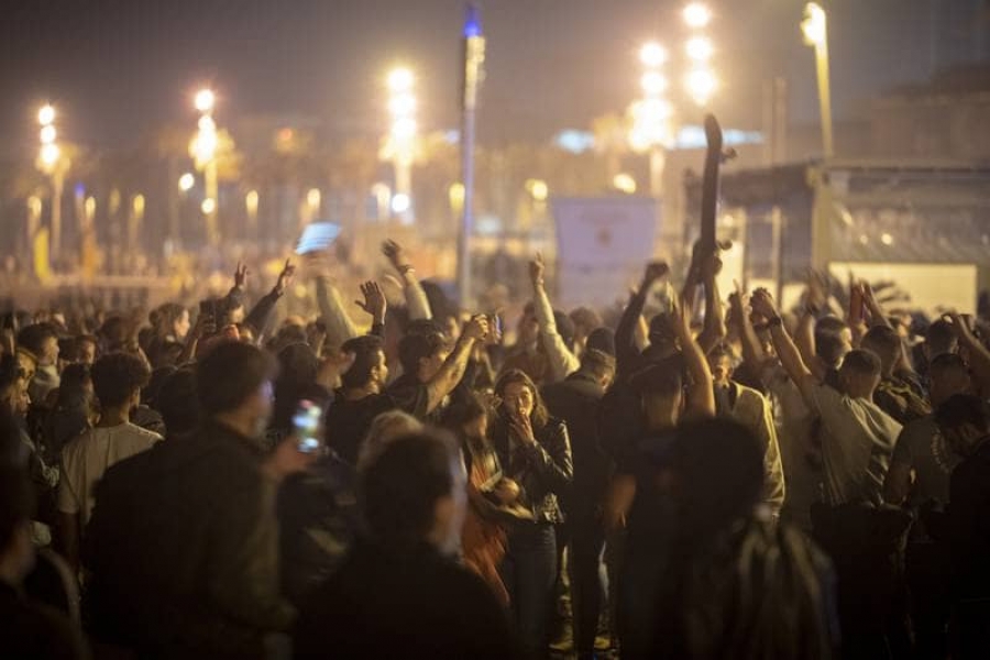 Españoles celebran fin del estado de emergencia por COVID-19.