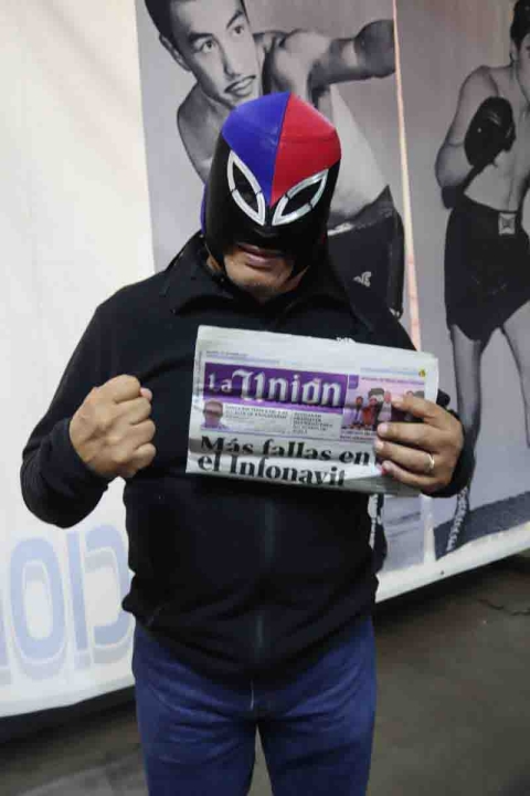  “El Mosco de la Merced” se tomó la foto con una de nuestras ediciones. 