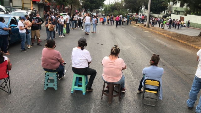 Bloqueó personal educativo avenida D. Diez; autoridades refrendan garantía de vacuna