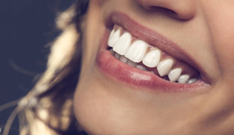 Blanquea tus dientes de forma natural con estos métodos caseros