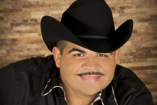 Chuy Lizárraga muestra su apoyo a agricultores con un emotivo canto durante bloqueos en Michoacán