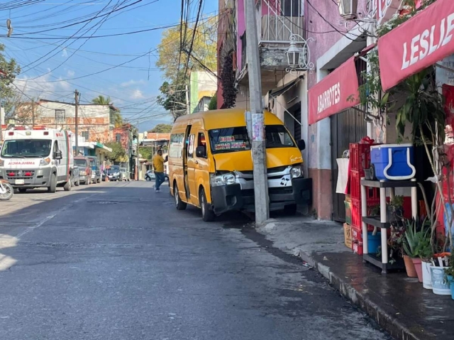 Dos pasajeras fueron trasladadas a un hospital.