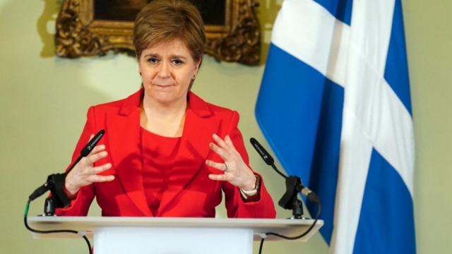 Renuncia Nicola Surgeon, primera ministra de Escocia