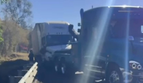 Se quedó dormido mientras conducía un tráiler