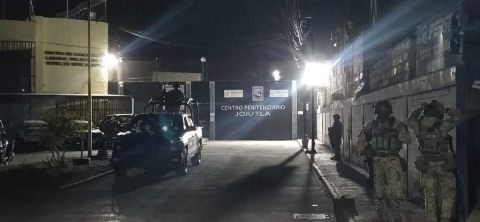 Decenas de elementos de diversas instituciones de seguridad se desplegaron en las inmediaciones del Cereso, la noche del mi&eacute;rcoles.