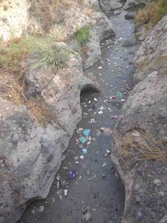 La barranca tiene basura.