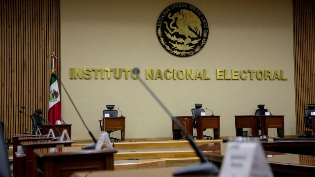 Juez multa a consejeros del INE por desacato en elección judicial