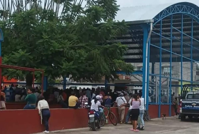 Decenas de personas se reunieron en la cancha de usos múltiples, donde sometieron al individuo.