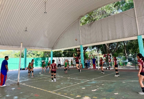 Deportistas de 11 planteles participaron en el acto inaugural.