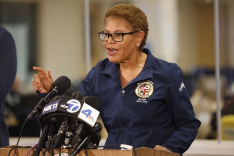 Alcaldesa de Los Ángeles refuerza protección a inmigrantes tras redadas migratorias