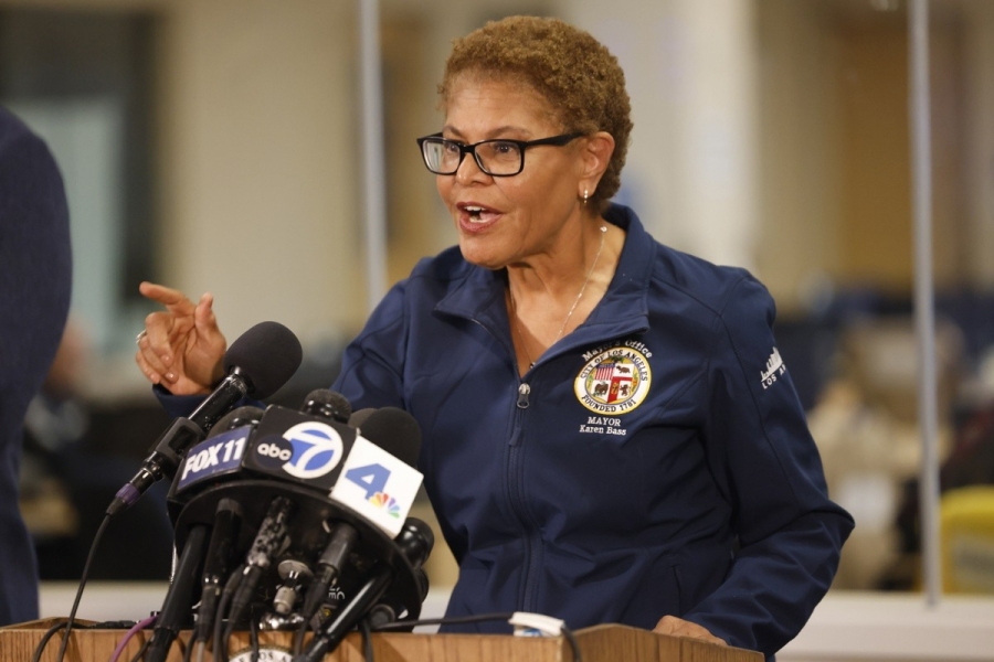 Alcaldesa de Los Ángeles refuerza protección a inmigrantes tras redadas migratorias