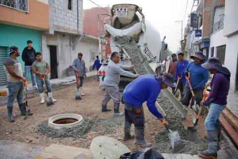 Tras algunas semanas de retraso, comenzó la colocación de concreto en la avenida 18 de Marzo, que es muy transitada y vía de acceso por Tlaquiltenango y la autopista Siglo XXI.