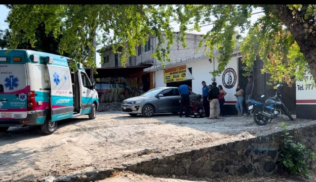 La mujer fue atendida por paramédicos, quienes la trasladaron a un hospital.