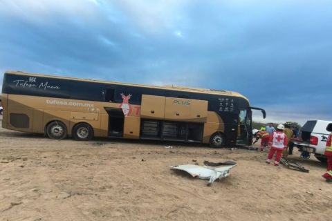 Choque entre autob&uacute;s y tractocami&oacute;n deja cinco muertos y 25 heridos en Sonora