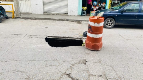 La fractura sobre la calle obligó al cierre del tráfico vehicular.