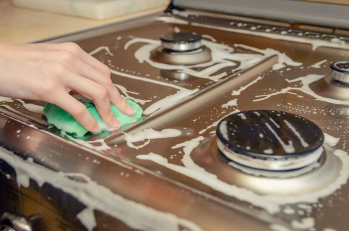 Pasta de bicarbonato casera para arrancar el cochambre pegado de la estufa