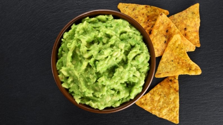 ¿Cansado del clásico guacamole? prueba este dip cremoso de aguacate para el Super Bowl