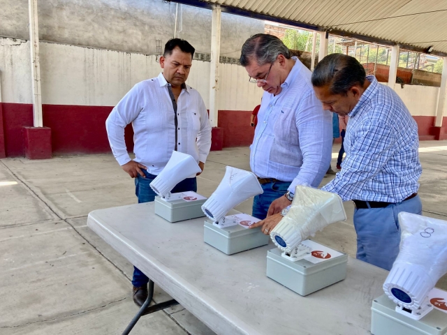 Entrega alcalde Rafael Reyes alarmas vecinales a la colonia Miguel Hidalgo