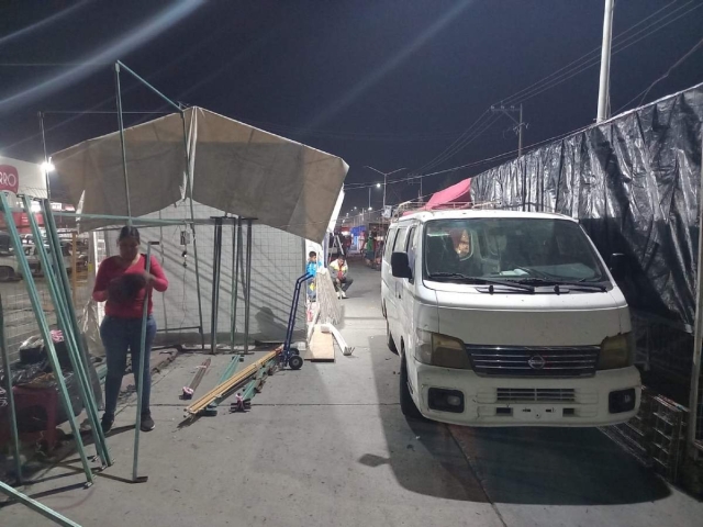  Desde la tarde de ayer se instalaron los puestos de feria sobre el bulevar Lázaro Cárdenas, donde se mantendrán hasta la primera semana del próximo año.