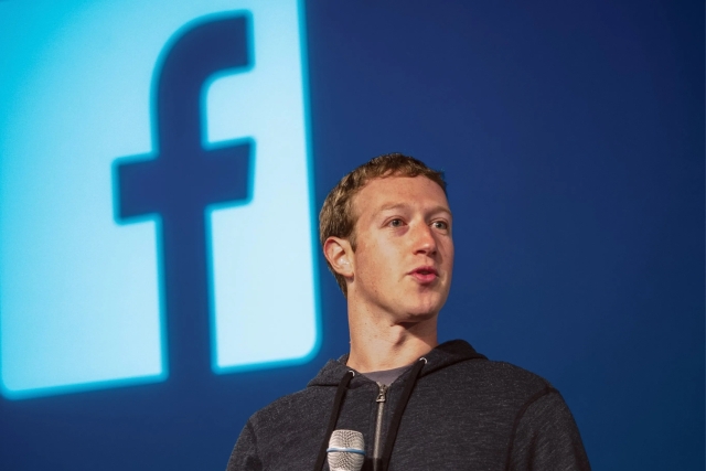 Meta activa nuevas funciones en Facebook que acceden a la galería del móvil para dar sugerencias con IA