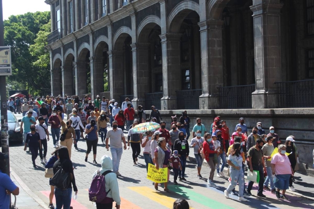 Habitantes de Xoxocotla arrojaron cohetes al palacio de gobierno y bloquearon las principales calles del Centro de Cuernavaca, para exigir una mesa de diálogo para que se reconozca a Abraham Salazar como alcalde. 