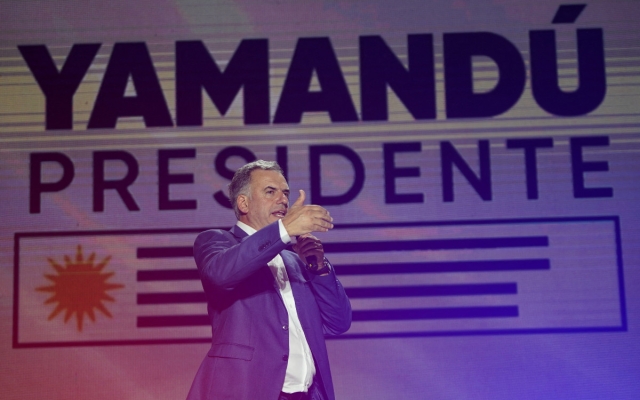 Yamandú Orsi es elegido presidente de Uruguay, regresa el Frente Amplio al poder