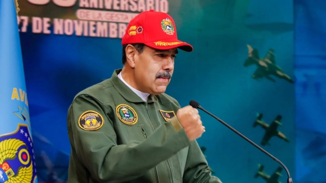 Maduro pide a la Fuerza Aérea estar alerta para defender Venezuela