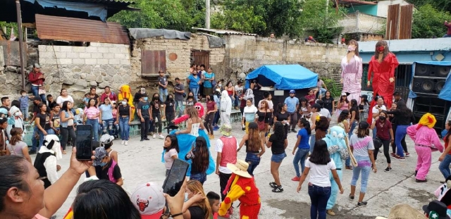 Cientos de personas se aglomeraron para celebrar, aun cuando los contagios de covid-19 han aumentado.