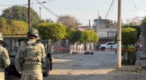 El cuerpo fue abandonado a media calle.