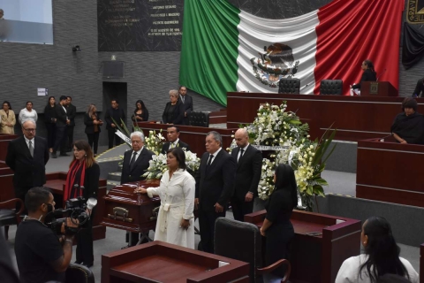 La mandataria Margarita González Saravia y diputados recordaron a Juan Salgado Brito en el Salón de Plenos del recinto legislativo en una emotiva ceremonia. 