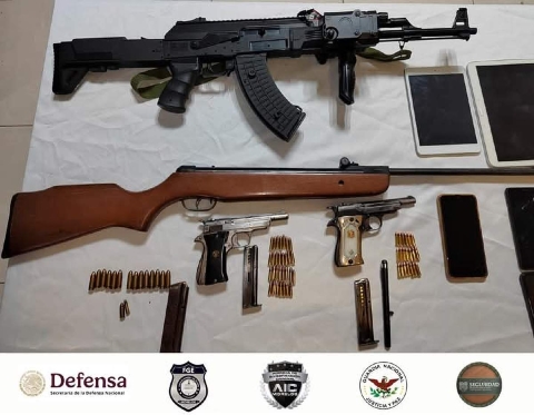 Las armas que habrían encontrado durante el operativo.