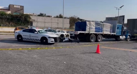 La motocicleta se impactó contra la parte trasera del camión.