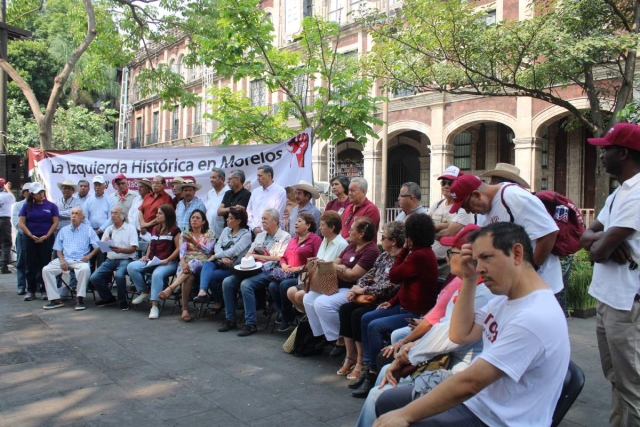 Militantes de Morena hicieron un pronunciamiento ante medios de comunicación. 