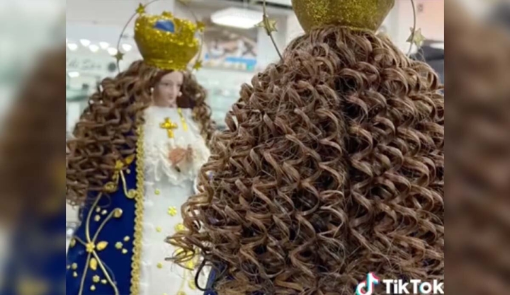 Estilista lava y peina el cabello de una virgen como si fuera otra clienta