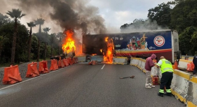 Cierre en autopista México-Cuernavaca, tras accidente de tractocamión