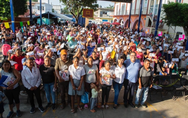 Entrega Víctor Mercado útiles escolares a alumnos de nivel básico de Jonacatepec