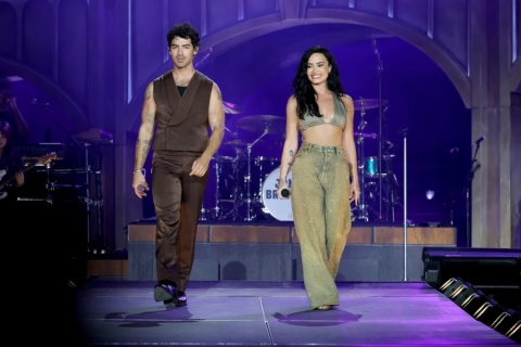 Jonas Brothers y Demi Lovato desatan la nostalgia en su reencuentro en el MetLife Stadium