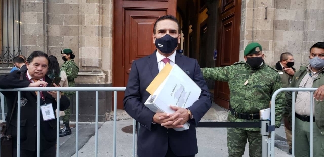 Aureoles llega a Palacio para entregar &quot;las pruebas&quot; de los vínculos de Morena con el narco.